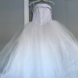 David’s Bridal size 8 wedding gown ballgown